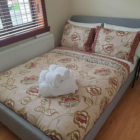 London Luxury 6 Bedroom Family House Sleeps 12 People Parking For 4 Cars Close To Tube. Chigwell Εξωτερικό φωτογραφία