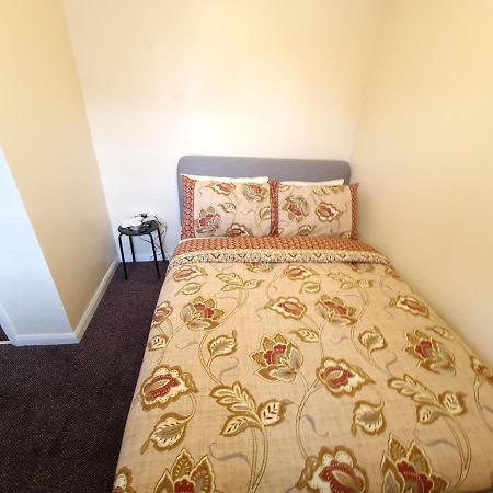 London Luxury 6 Bedroom Family House Sleeps 12 People Parking For 4 Cars Close To Tube. Chigwell Εξωτερικό φωτογραφία