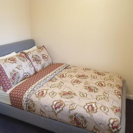 London Luxury 6 Bedroom Family House Sleeps 12 People Parking For 4 Cars Close To Tube. Chigwell Εξωτερικό φωτογραφία