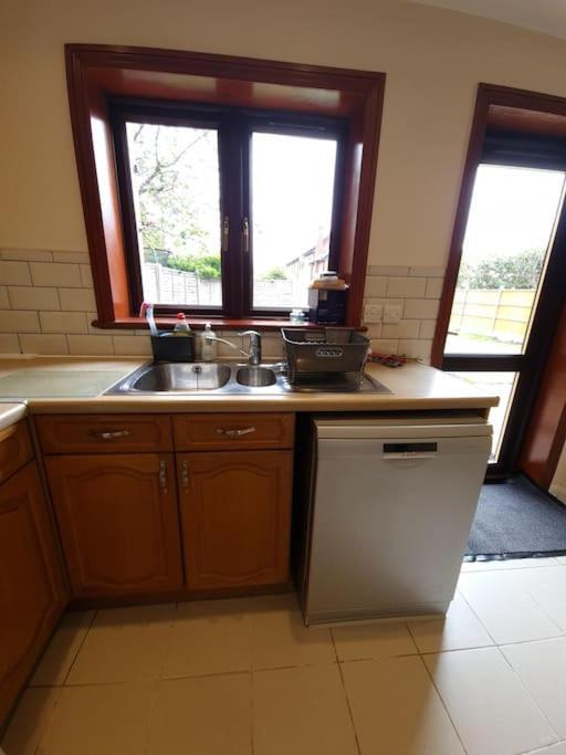 London Luxury 6 Bedroom Family House Sleeps 12 People Parking For 4 Cars Close To Tube. Chigwell Εξωτερικό φωτογραφία