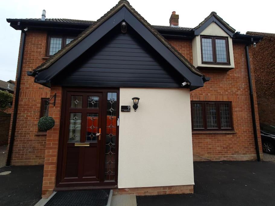 London Luxury 6 Bedroom Family House Sleeps 12 People Parking For 4 Cars Close To Tube. Chigwell Εξωτερικό φωτογραφία