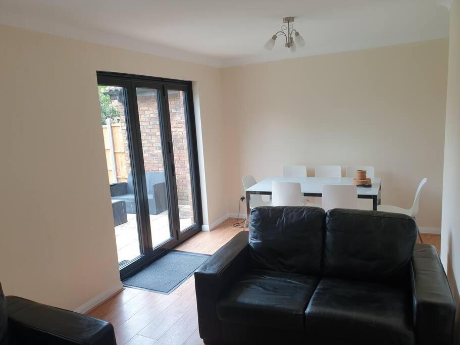 London Luxury 6 Bedroom Family House Sleeps 12 People Parking For 4 Cars Close To Tube. Chigwell Εξωτερικό φωτογραφία