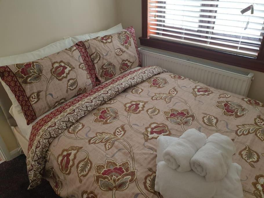 London Luxury 6 Bedroom Family House Sleeps 12 People Parking For 4 Cars Close To Tube. Chigwell Εξωτερικό φωτογραφία