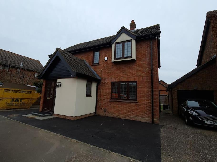 London Luxury 6 Bedroom Family House Sleeps 12 People Parking For 4 Cars Close To Tube. Chigwell Εξωτερικό φωτογραφία