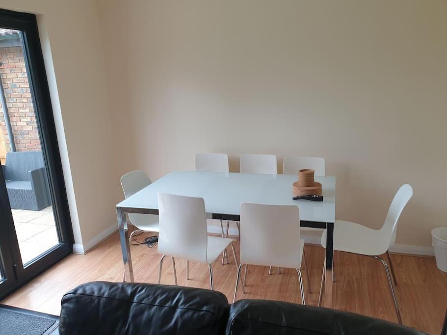 London Luxury 6 Bedroom Family House Sleeps 12 People Parking For 4 Cars Close To Tube. Chigwell Εξωτερικό φωτογραφία