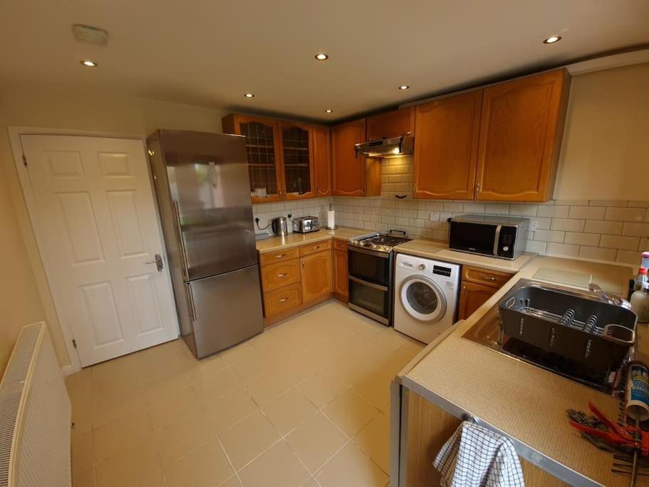 London Luxury 6 Bedroom Family House Sleeps 12 People Parking For 4 Cars Close To Tube. Chigwell Εξωτερικό φωτογραφία
