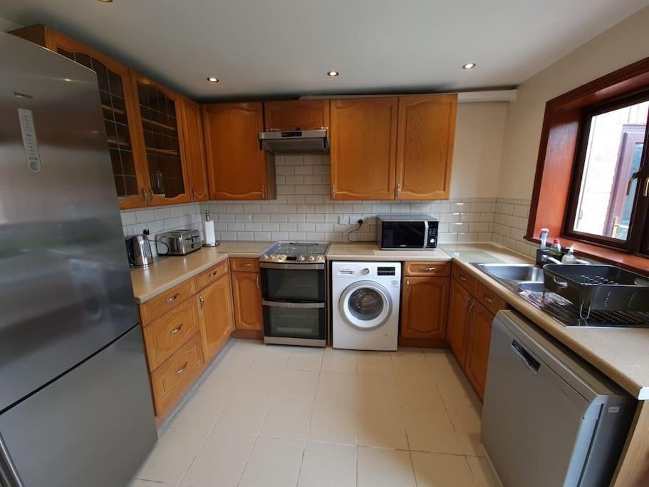 London Luxury 6 Bedroom Family House Sleeps 12 People Parking For 4 Cars Close To Tube. Chigwell Εξωτερικό φωτογραφία