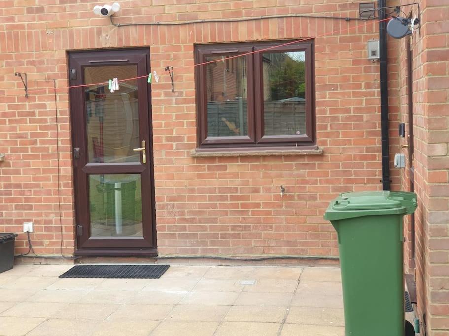 London Luxury 6 Bedroom Family House Sleeps 12 People Parking For 4 Cars Close To Tube. Chigwell Εξωτερικό φωτογραφία