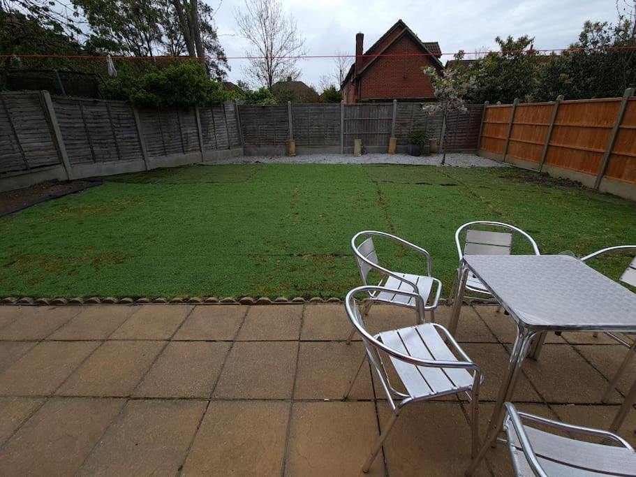 London Luxury 6 Bedroom Family House Sleeps 12 People Parking For 4 Cars Close To Tube. Chigwell Εξωτερικό φωτογραφία