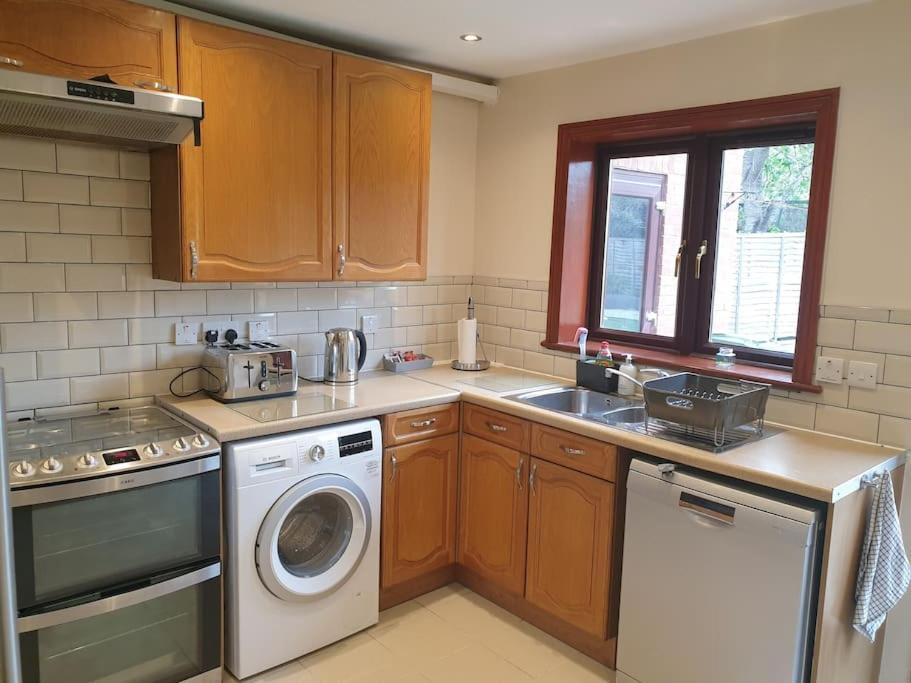 London Luxury 6 Bedroom Family House Sleeps 12 People Parking For 4 Cars Close To Tube. Chigwell Εξωτερικό φωτογραφία