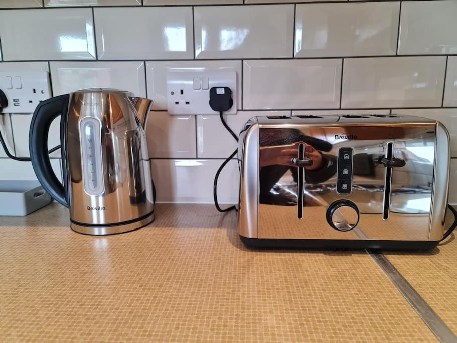 London Luxury 6 Bedroom Family House Sleeps 12 People Parking For 4 Cars Close To Tube. Chigwell Εξωτερικό φωτογραφία