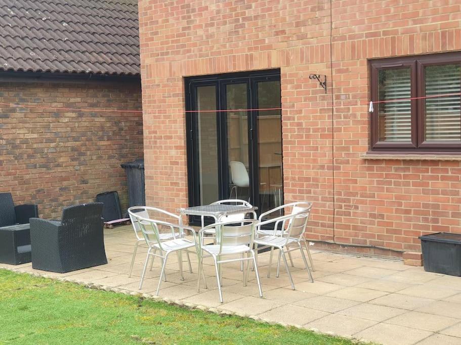 London Luxury 6 Bedroom Family House Sleeps 12 People Parking For 4 Cars Close To Tube. Chigwell Εξωτερικό φωτογραφία