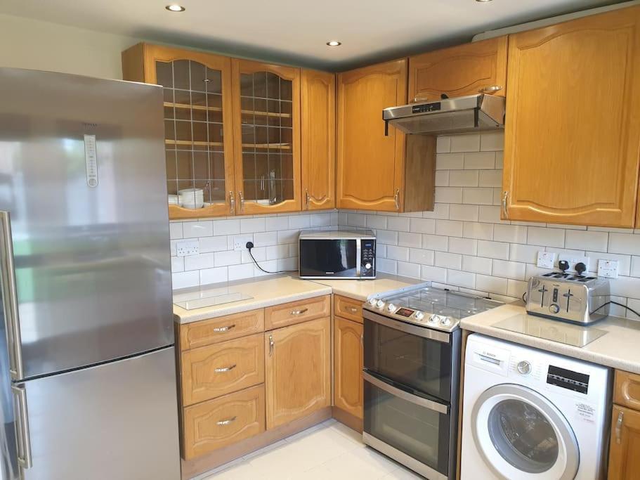 London Luxury 6 Bedroom Family House Sleeps 12 People Parking For 4 Cars Close To Tube. Chigwell Εξωτερικό φωτογραφία