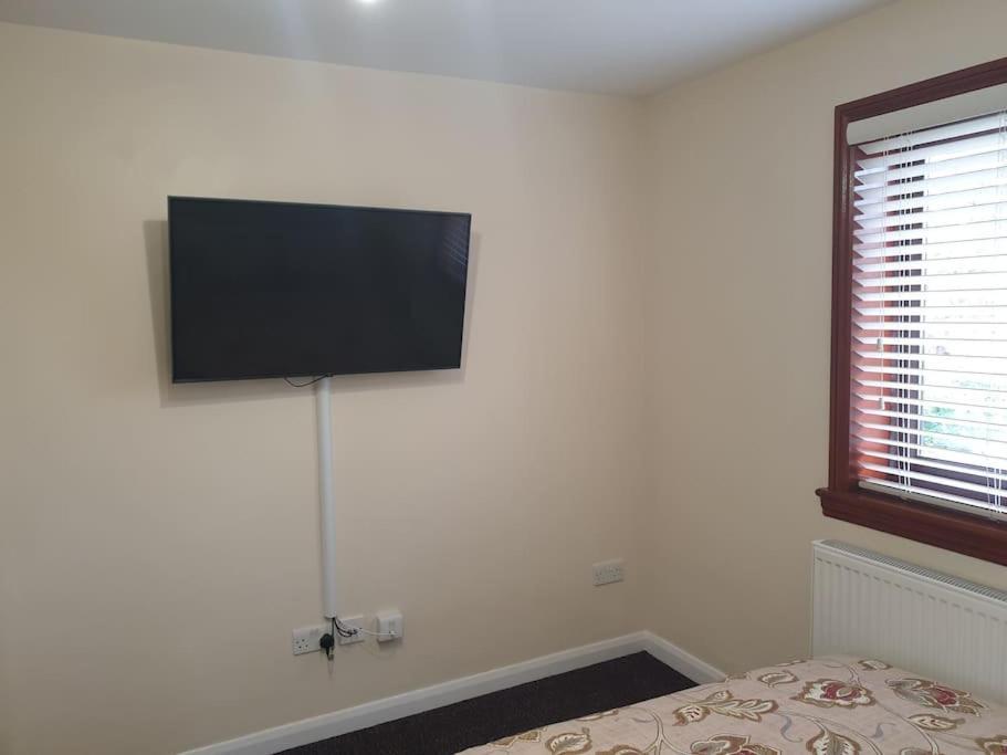 London Luxury 6 Bedroom Family House Sleeps 12 People Parking For 4 Cars Close To Tube. Chigwell Εξωτερικό φωτογραφία