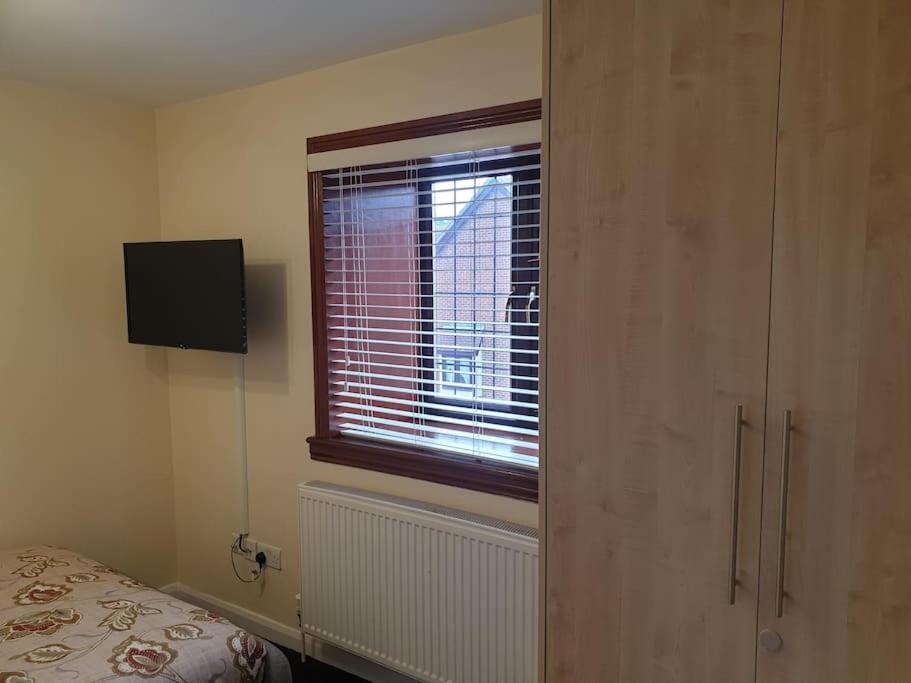 London Luxury 6 Bedroom Family House Sleeps 12 People Parking For 4 Cars Close To Tube. Chigwell Εξωτερικό φωτογραφία