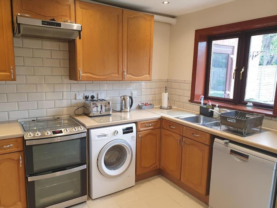 London Luxury 6 Bedroom Family House Sleeps 12 People Parking For 4 Cars Close To Tube. Chigwell Εξωτερικό φωτογραφία