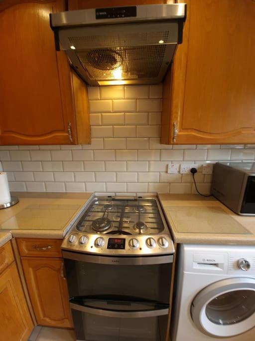 London Luxury 6 Bedroom Family House Sleeps 12 People Parking For 4 Cars Close To Tube. Chigwell Εξωτερικό φωτογραφία