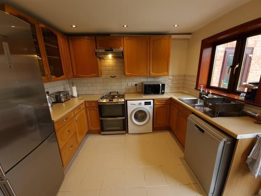 London Luxury 6 Bedroom Family House Sleeps 12 People Parking For 4 Cars Close To Tube. Chigwell Εξωτερικό φωτογραφία