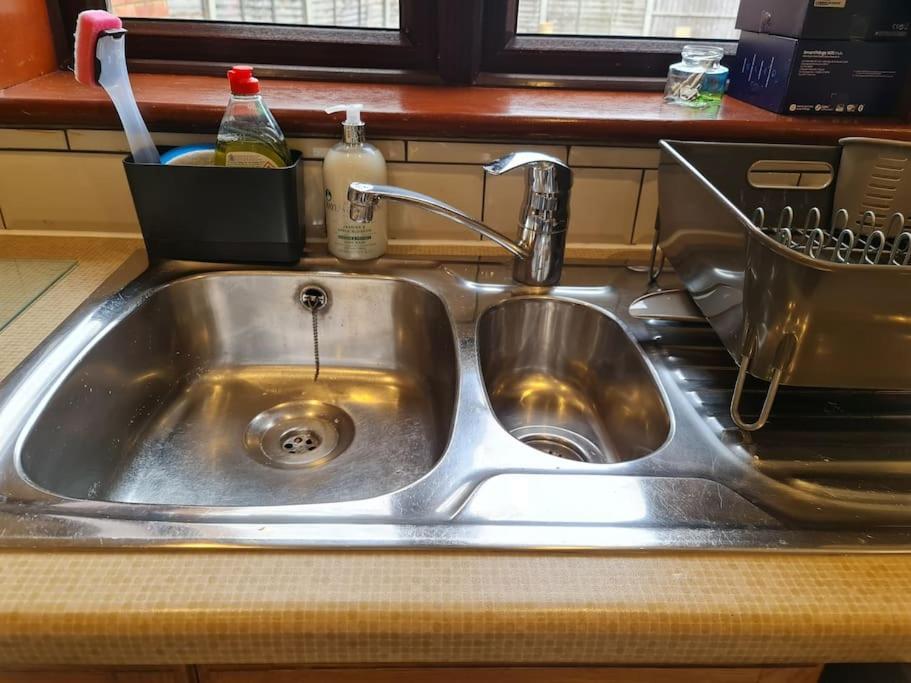 London Luxury 6 Bedroom Family House Sleeps 12 People Parking For 4 Cars Close To Tube. Chigwell Εξωτερικό φωτογραφία
