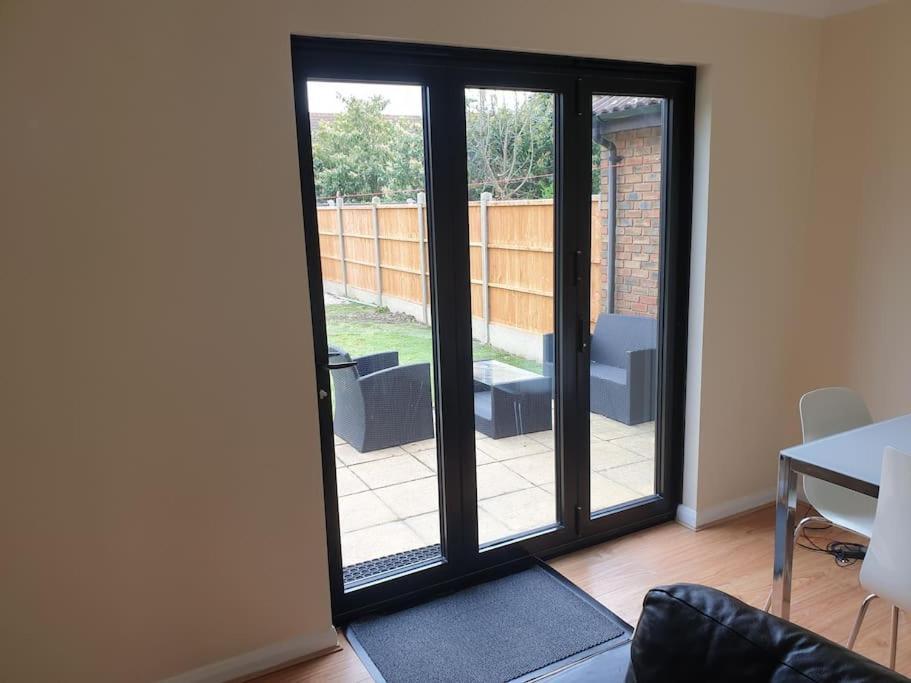 London Luxury 6 Bedroom Family House Sleeps 12 People Parking For 4 Cars Close To Tube. Chigwell Εξωτερικό φωτογραφία