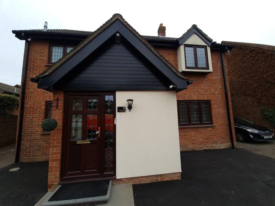 London Luxury 6 Bedroom Family House Sleeps 12 People Parking For 4 Cars Close To Tube. Chigwell Εξωτερικό φωτογραφία