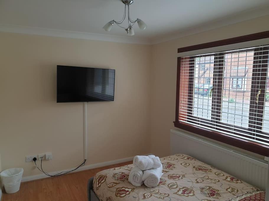 London Luxury 6 Bedroom Family House Sleeps 12 People Parking For 4 Cars Close To Tube. Chigwell Εξωτερικό φωτογραφία