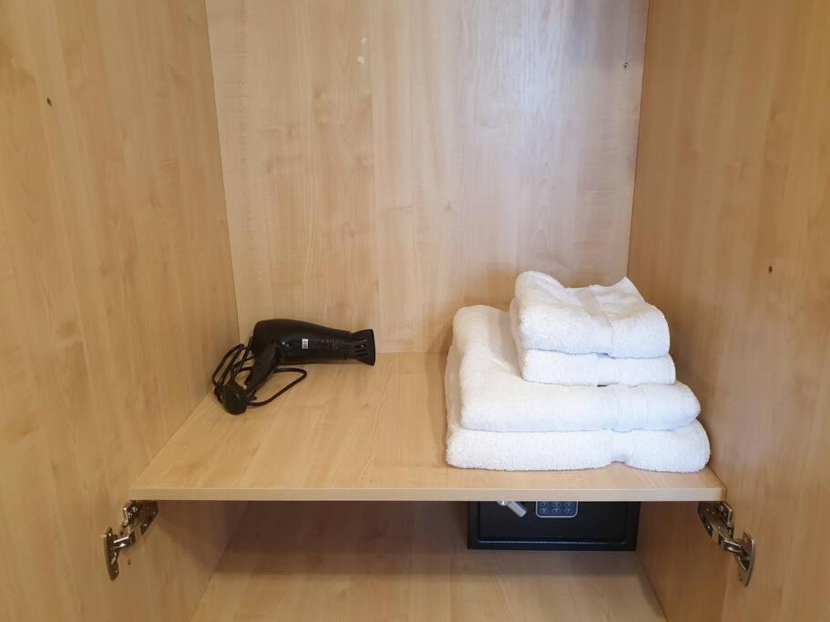 London Luxury 6 Bedroom Family House Sleeps 12 People Parking For 4 Cars Close To Tube. Chigwell Εξωτερικό φωτογραφία