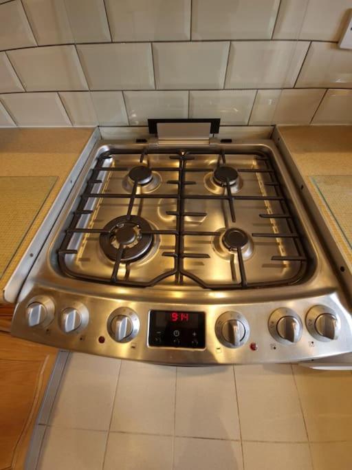 London Luxury 6 Bedroom Family House Sleeps 12 People Parking For 4 Cars Close To Tube. Chigwell Εξωτερικό φωτογραφία