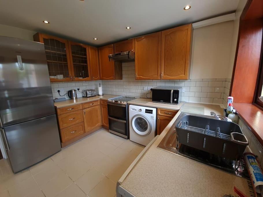 London Luxury 6 Bedroom Family House Sleeps 12 People Parking For 4 Cars Close To Tube. Chigwell Εξωτερικό φωτογραφία