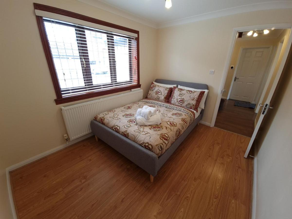 London Luxury 6 Bedroom Family House Sleeps 12 People Parking For 4 Cars Close To Tube. Chigwell Εξωτερικό φωτογραφία