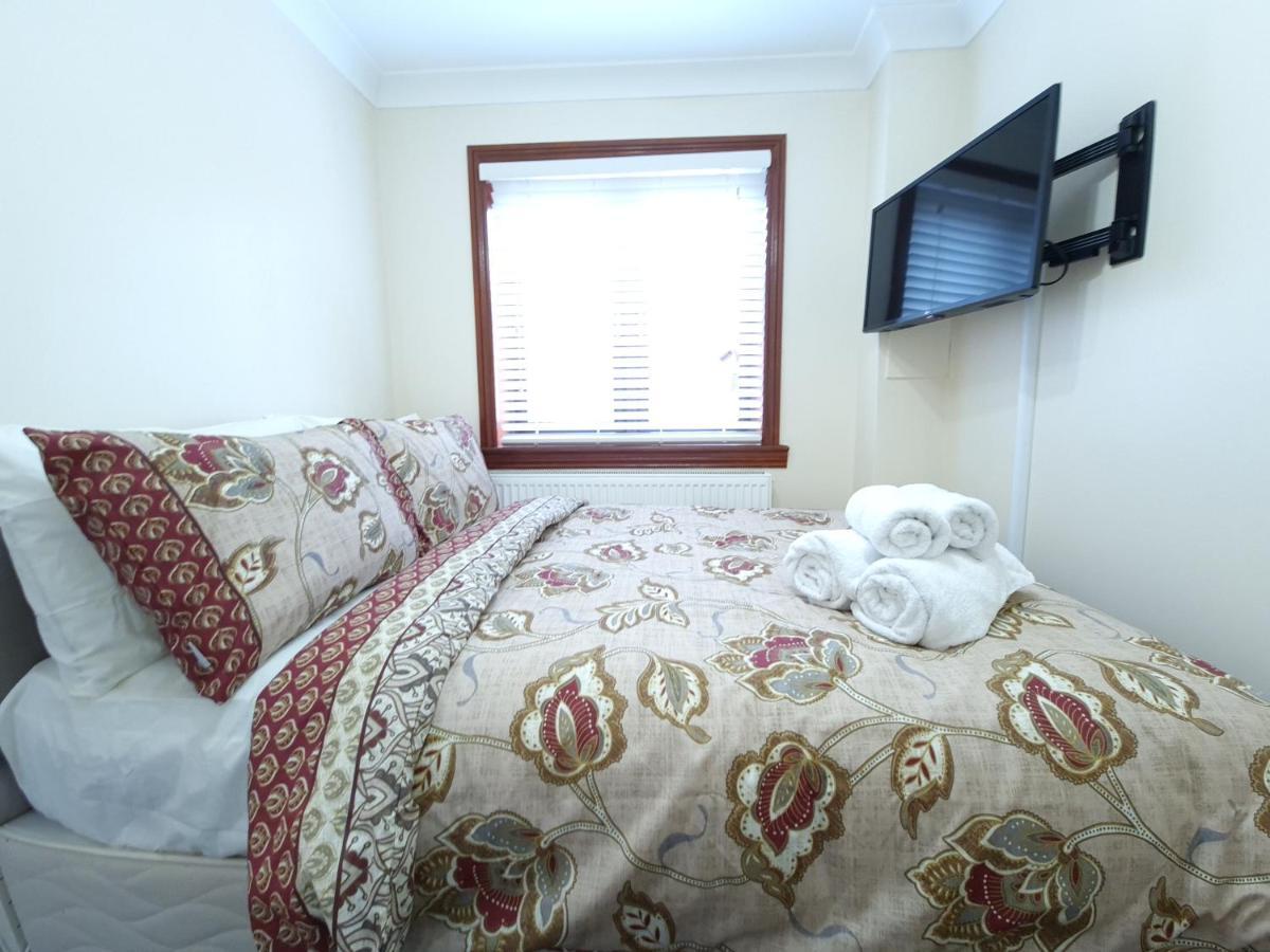 London Luxury 6 Bedroom Family House Sleeps 12 People Parking For 4 Cars Close To Tube. Chigwell Εξωτερικό φωτογραφία