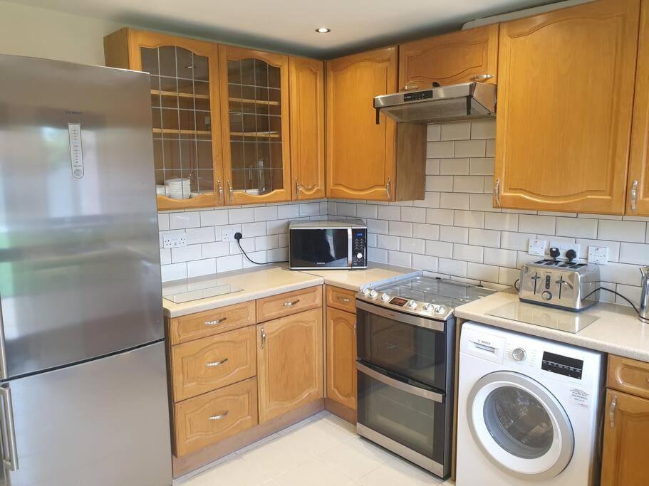 London Luxury 6 Bedroom Family House Sleeps 12 People Parking For 4 Cars Close To Tube. Chigwell Εξωτερικό φωτογραφία