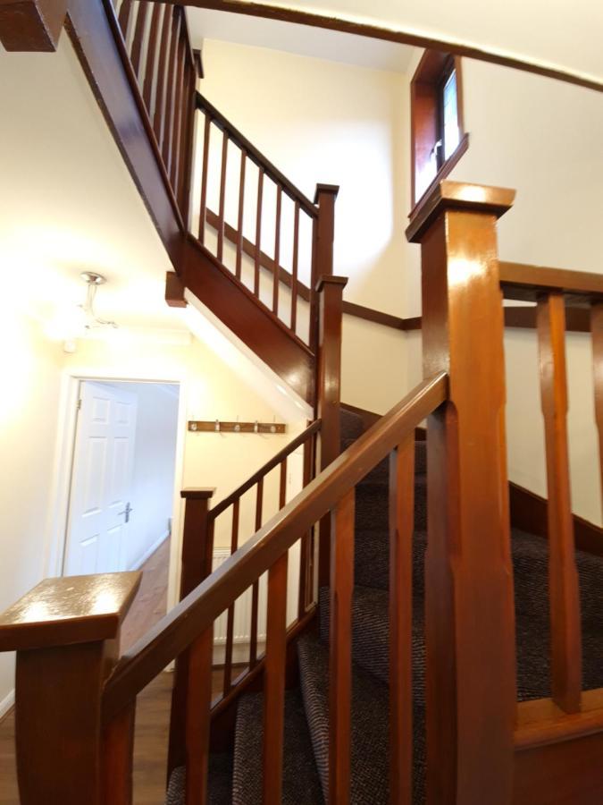 London Luxury 6 Bedroom Family House Sleeps 12 People Parking For 4 Cars Close To Tube. Chigwell Εξωτερικό φωτογραφία