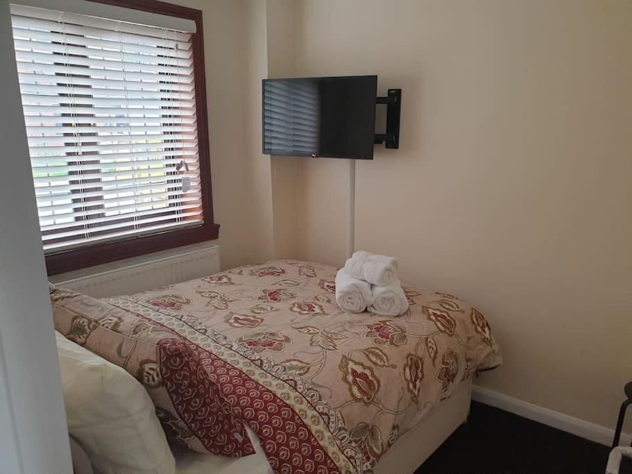 London Luxury 6 Bedroom Family House Sleeps 12 People Parking For 4 Cars Close To Tube. Chigwell Εξωτερικό φωτογραφία