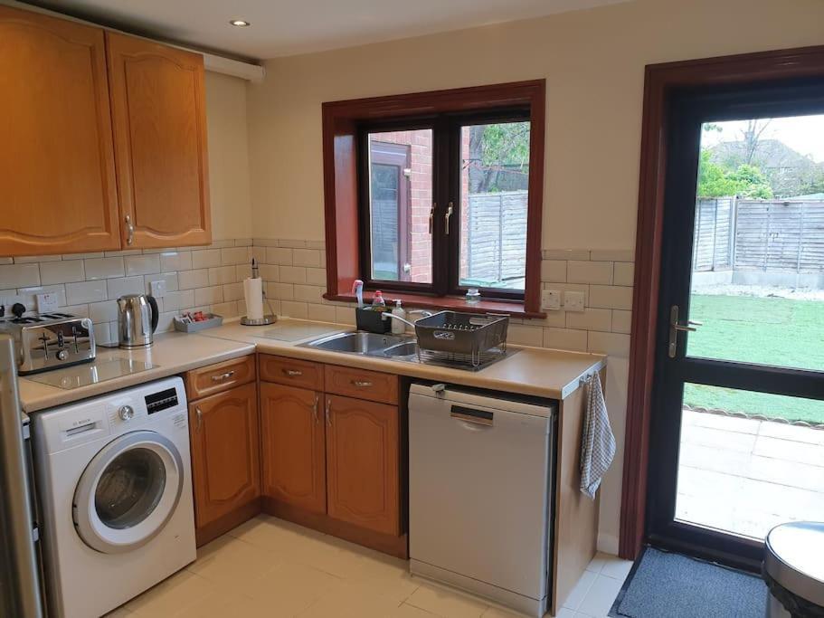 London Luxury 6 Bedroom Family House Sleeps 12 People Parking For 4 Cars Close To Tube. Chigwell Εξωτερικό φωτογραφία
