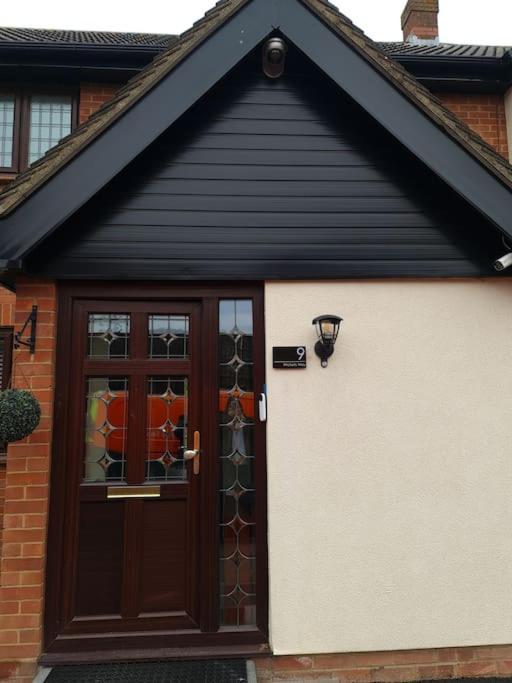 London Luxury 6 Bedroom Family House Sleeps 12 People Parking For 4 Cars Close To Tube. Chigwell Εξωτερικό φωτογραφία
