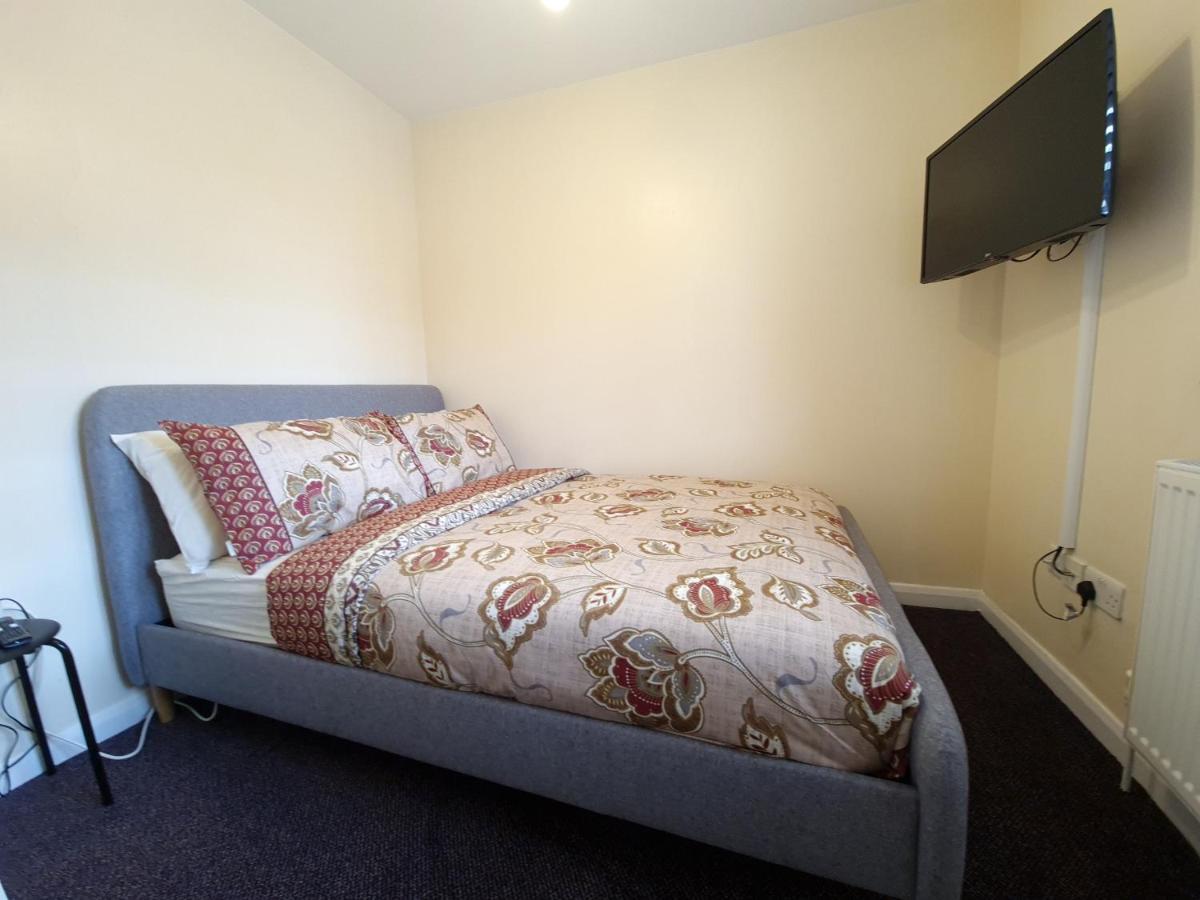 London Luxury 6 Bedroom Family House Sleeps 12 People Parking For 4 Cars Close To Tube. Chigwell Εξωτερικό φωτογραφία